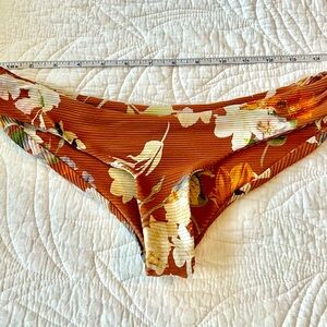 Boys and arrows size small bikini bottoms